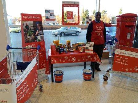 Volunteer with donations for foodbanks
